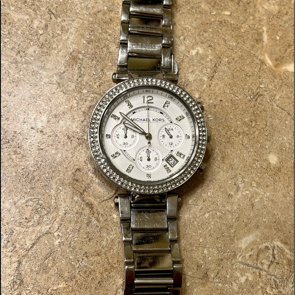 Michael Kors woman’s oversized watch - Picture 2 of 7